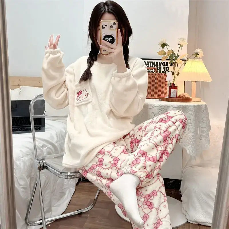 Pijama Feminino Turma da Hello Kitty Peluciado To Com Sono Pijamas